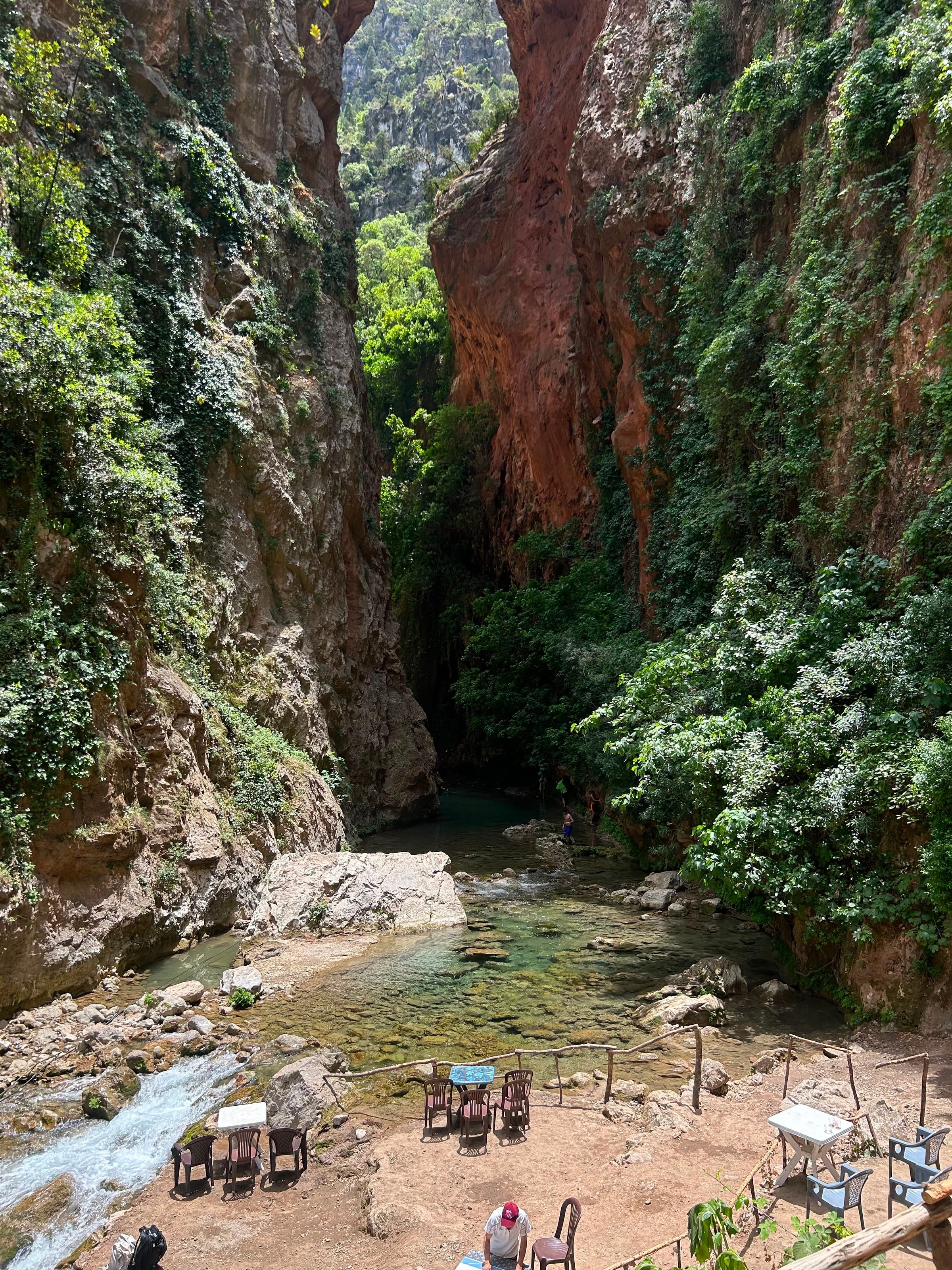 Le gole di Akchour scavate dall'acqua, con le piscine naturali sul fondo