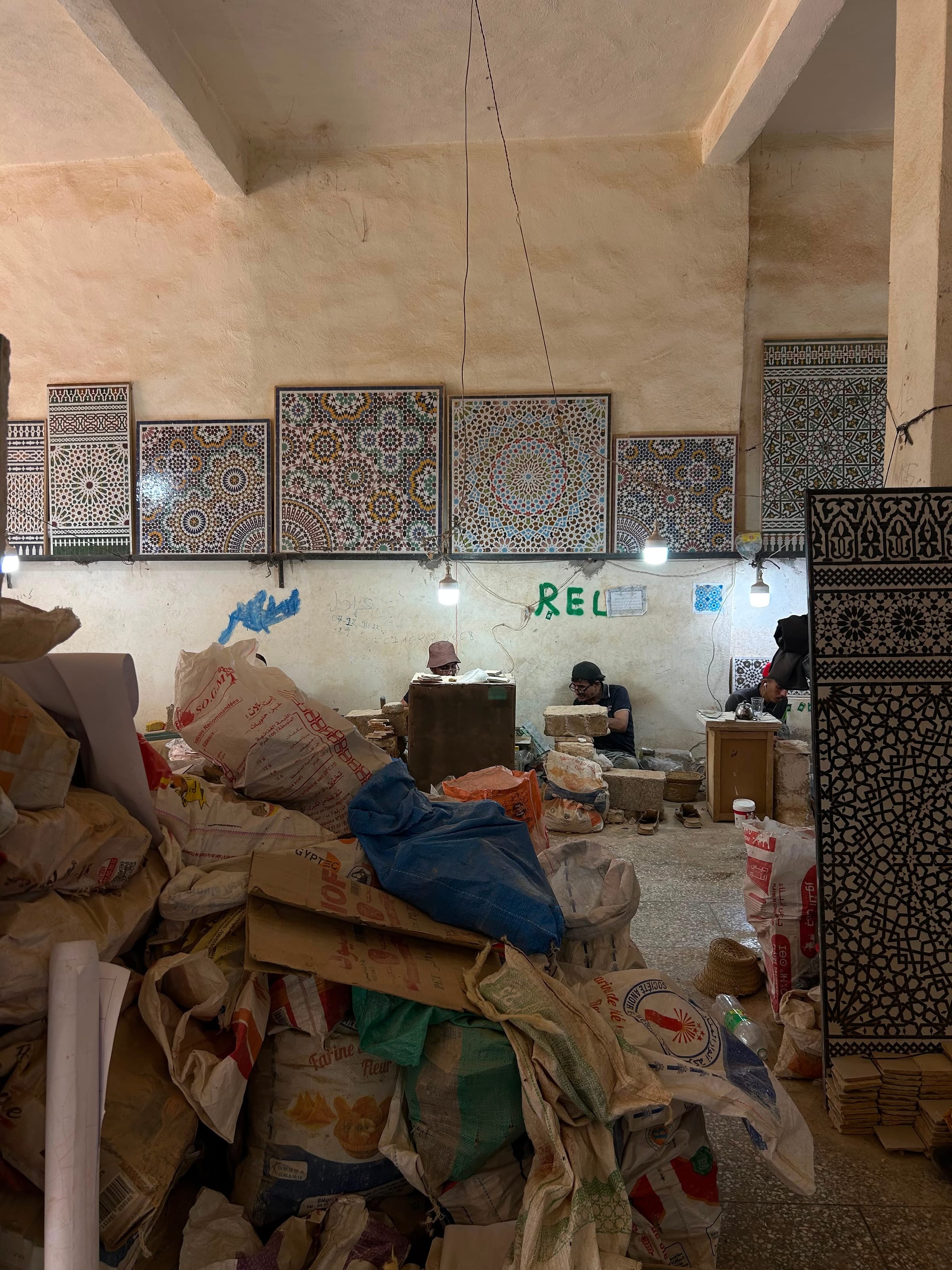 L'interno di una bottega artigiana con pannelli decorati a mano