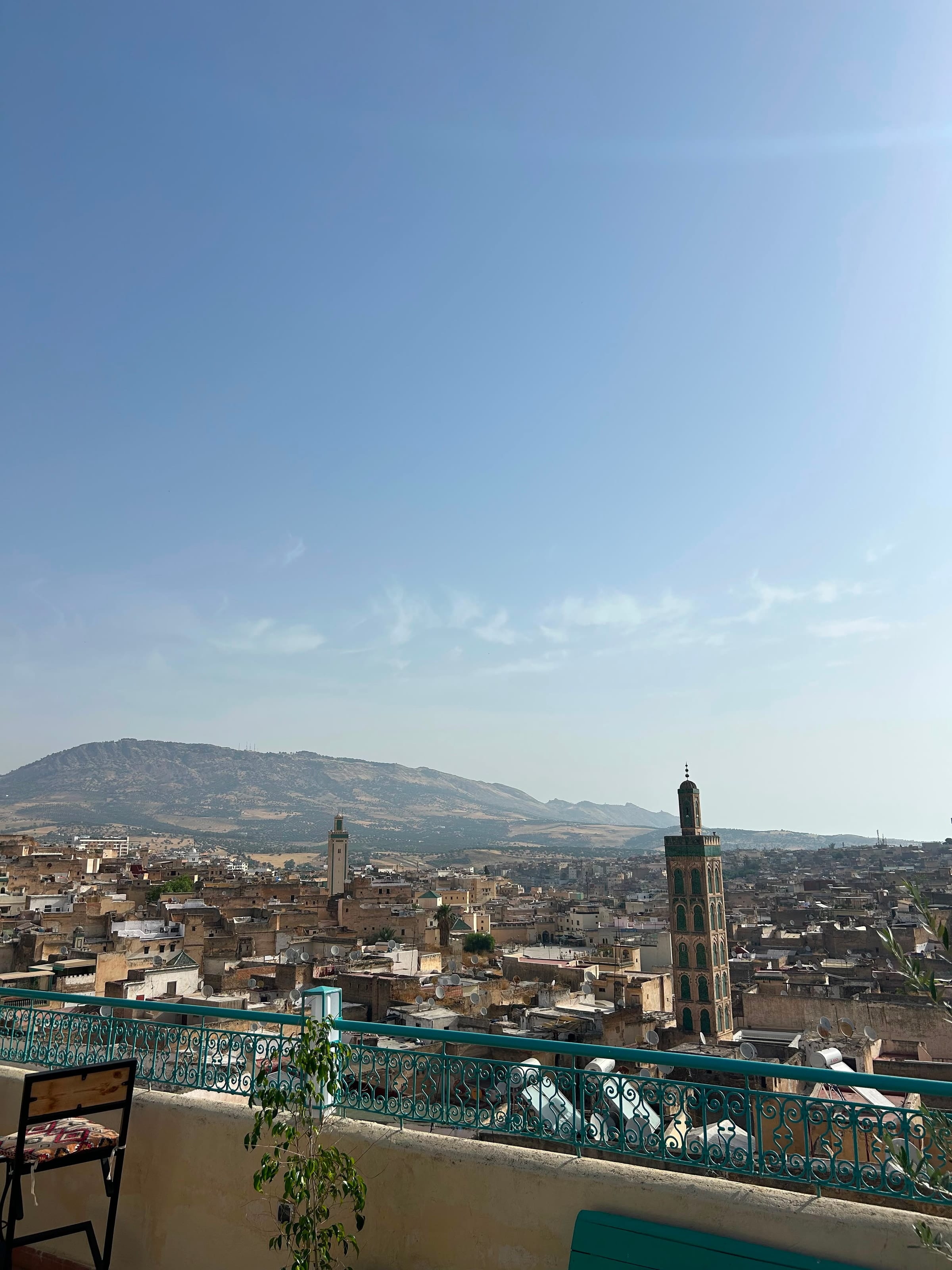 Il profilo della medina di Fez e dei suoi minareti, visto da una terrazza