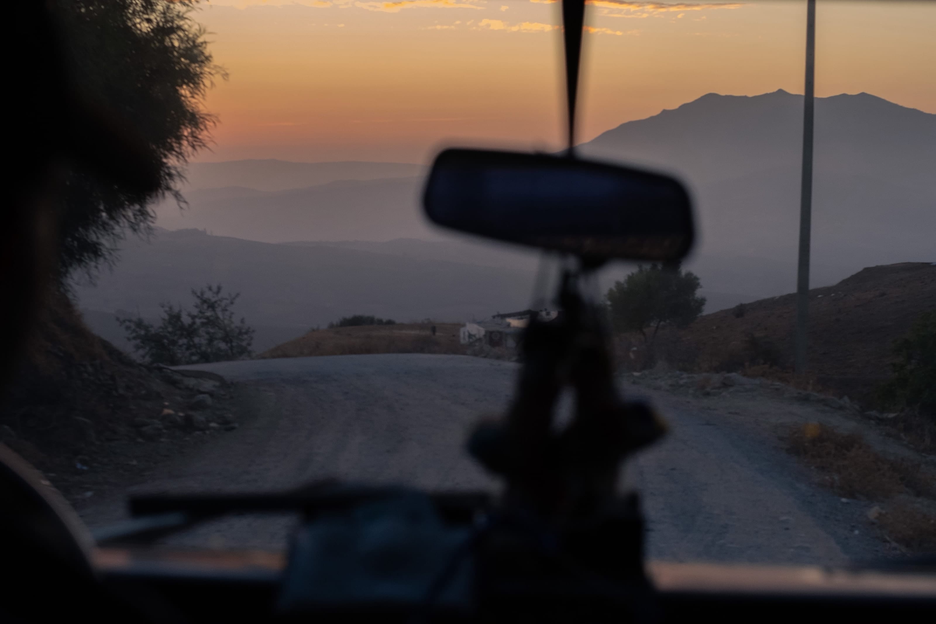 La pista sterrata che sale verso la Farm, vista dal parabrezza al tramonto